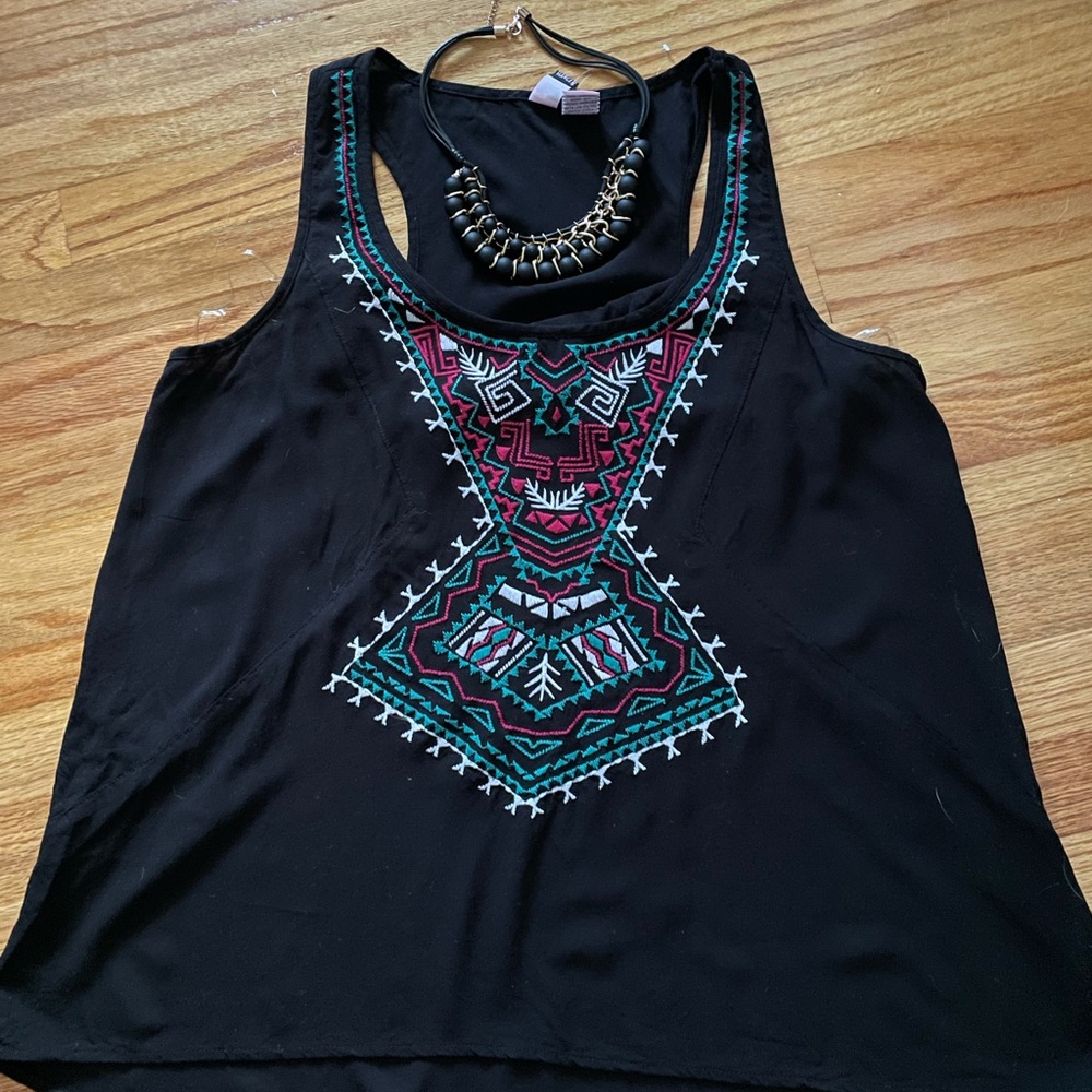 Sleevesless Aztec styled tank NWT. Xl